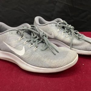 NIKE women  RN 2018  Running Shoe 8.5